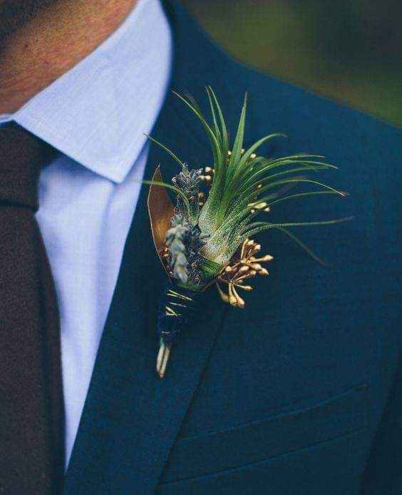 Acentos de color dorado en el boutonniere 3