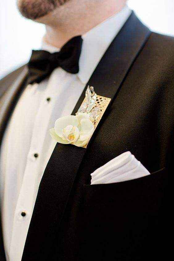 Acentos de color dorado en el boutonniere 4