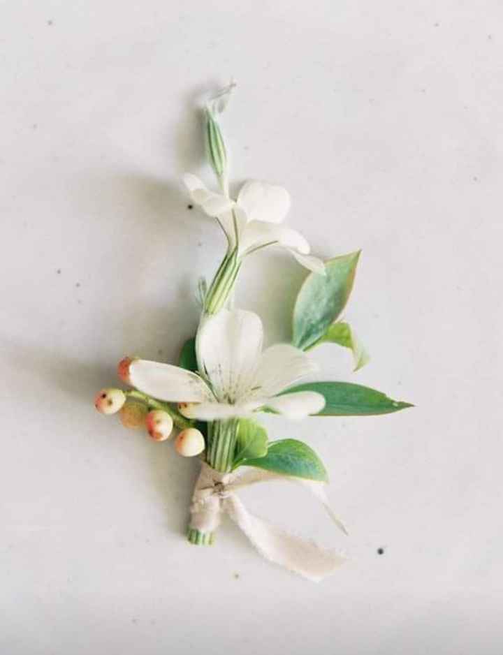 Boutonniere con flores blancas 1