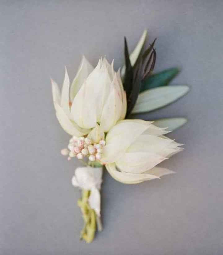 Boutonniere con flores blancas 3