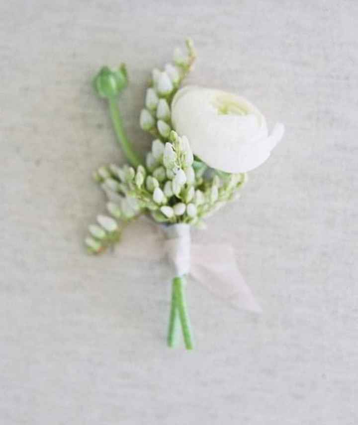 Boutonniere con flores blancas 4