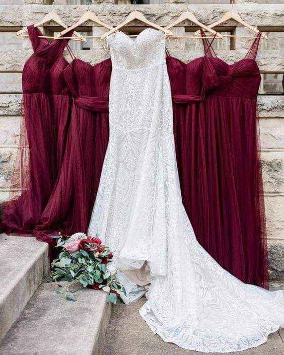 Foto del vestido de novia y damas en el perchero 1