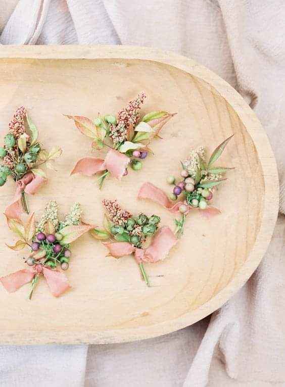 Acentos de color pastel en el boutonniere 2