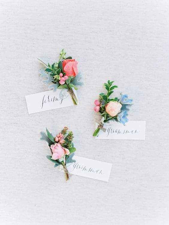 Acentos de color pastel en el boutonniere 3