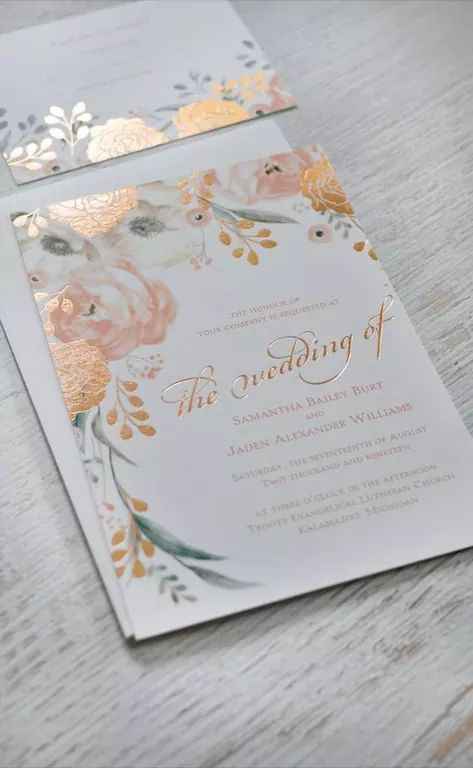 Acentos de color blanco y dorado en invitaciones 2