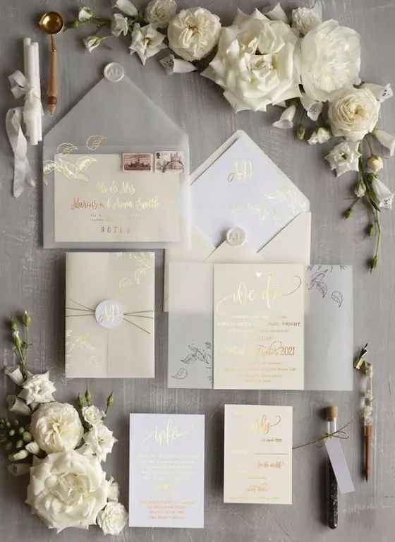 Acentos de color blanco y dorado en invitaciones 3
