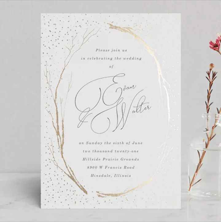 Acentos de color blanco y dorado en invitaciones 4