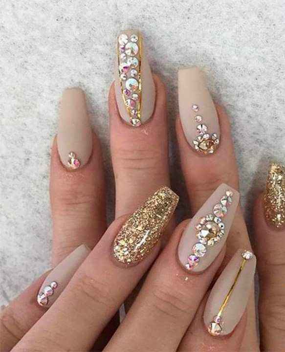 Uñas con un toquecito extravagante 5