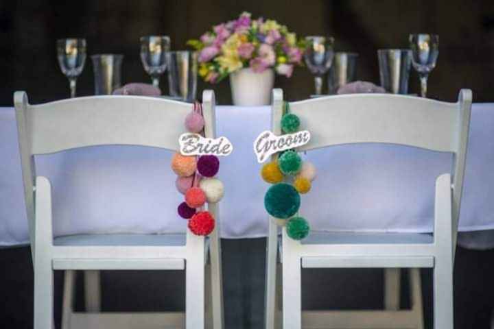 Pompones en las sillas de los novios - 2