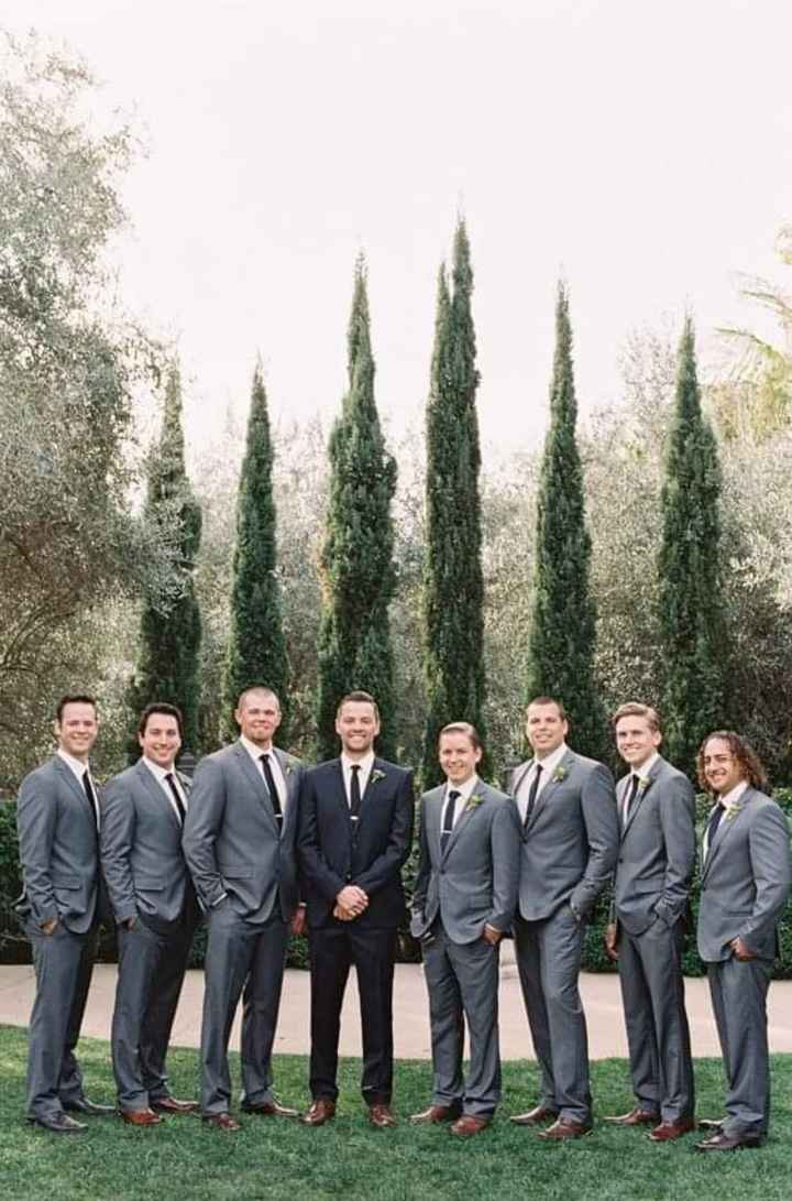 Novios y padrinos en negro y gris - 1