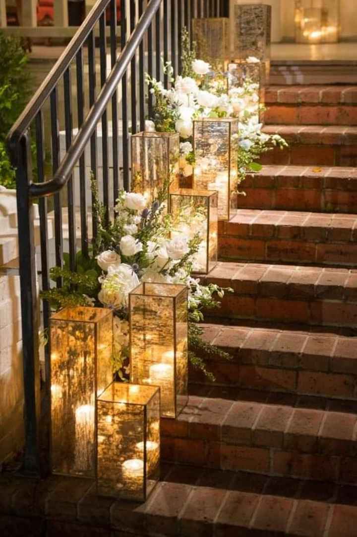 Escaleras con velas y flores - 2