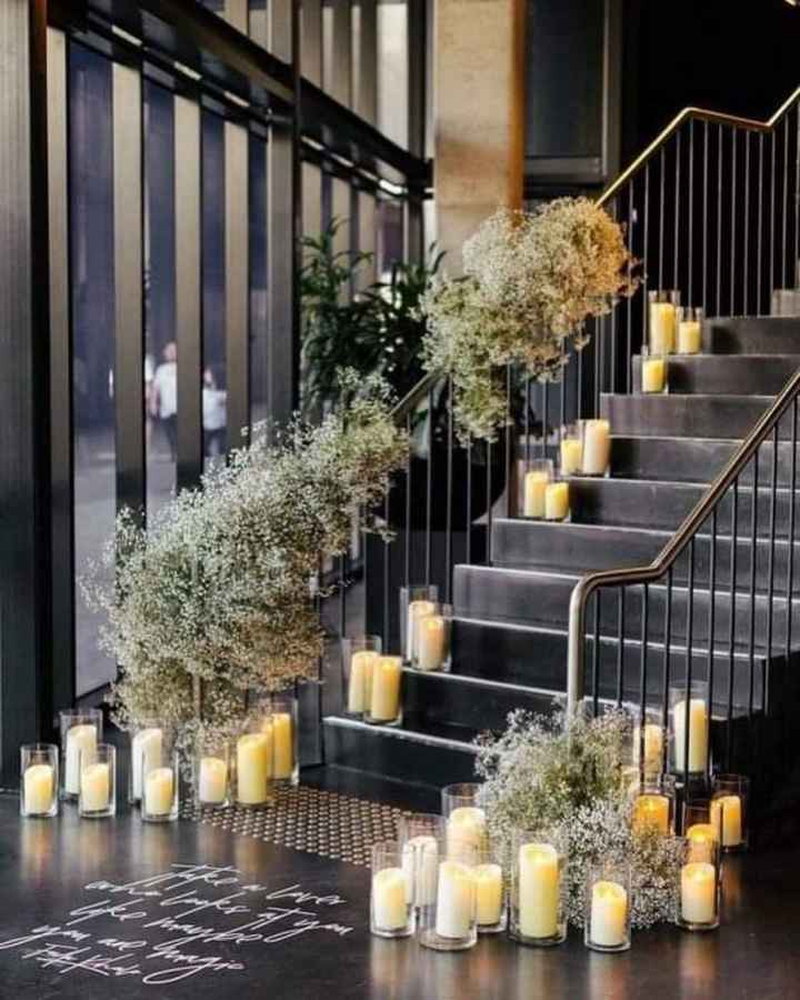 Escaleras con velas y flores - 3