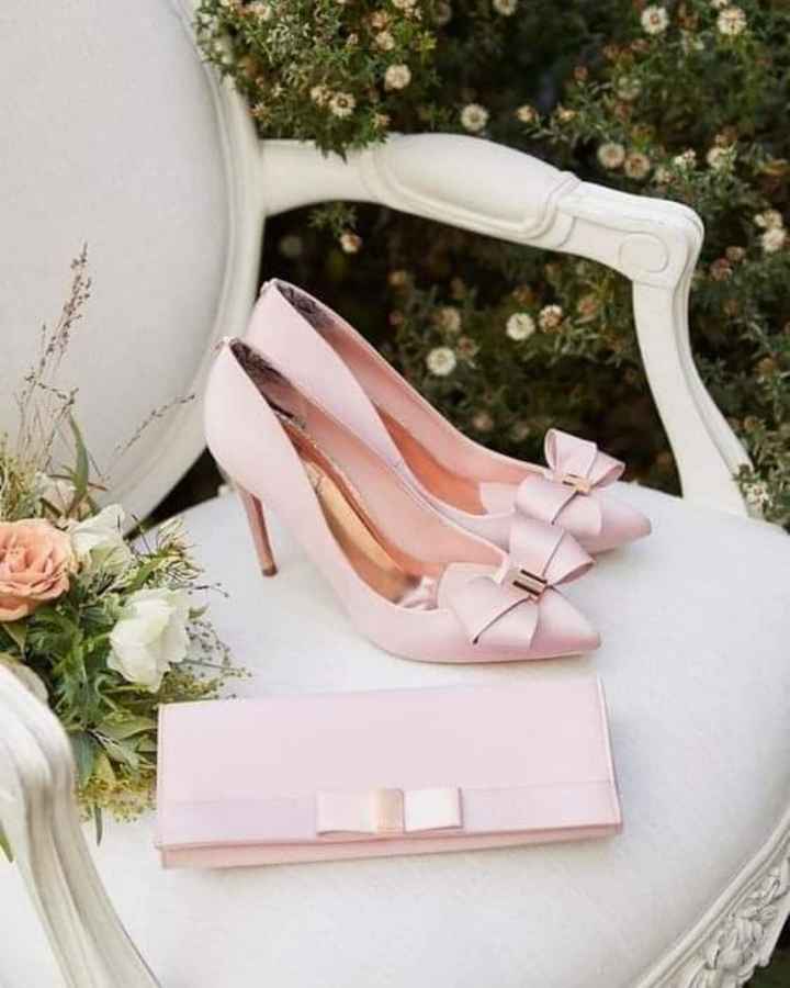 Zapatos y cartera en el mismo color - 3