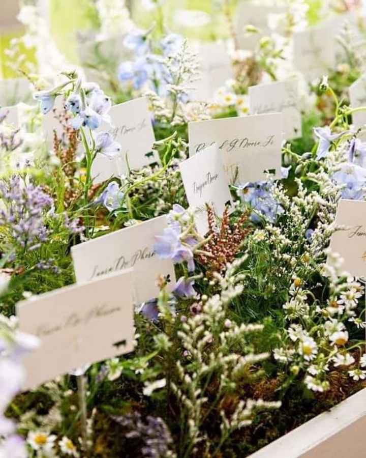 Flores en los displays de acomodo de invitados 🌸🌷🌺🌹 - 2