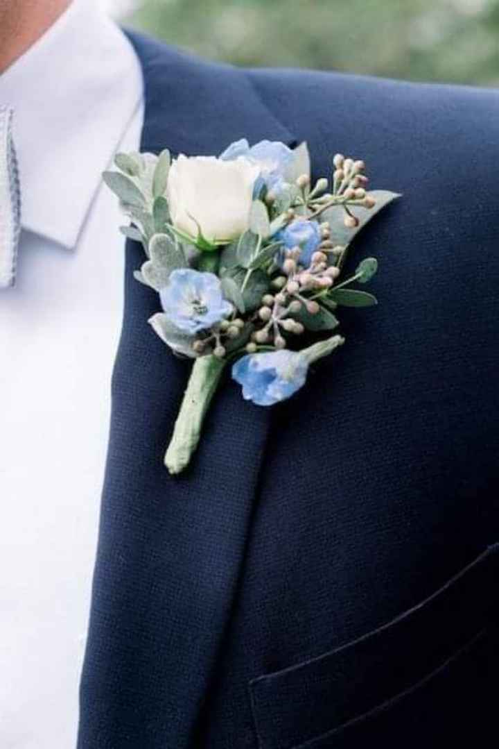 Boutonniere con flores azules - 2