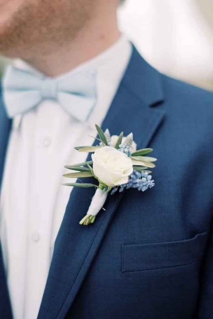 Boutonniere con flores azules - 3