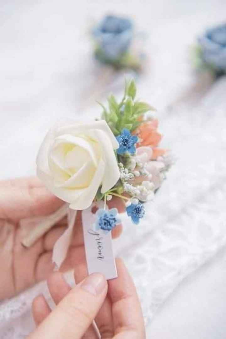 Boutonniere con flores azules - 4
