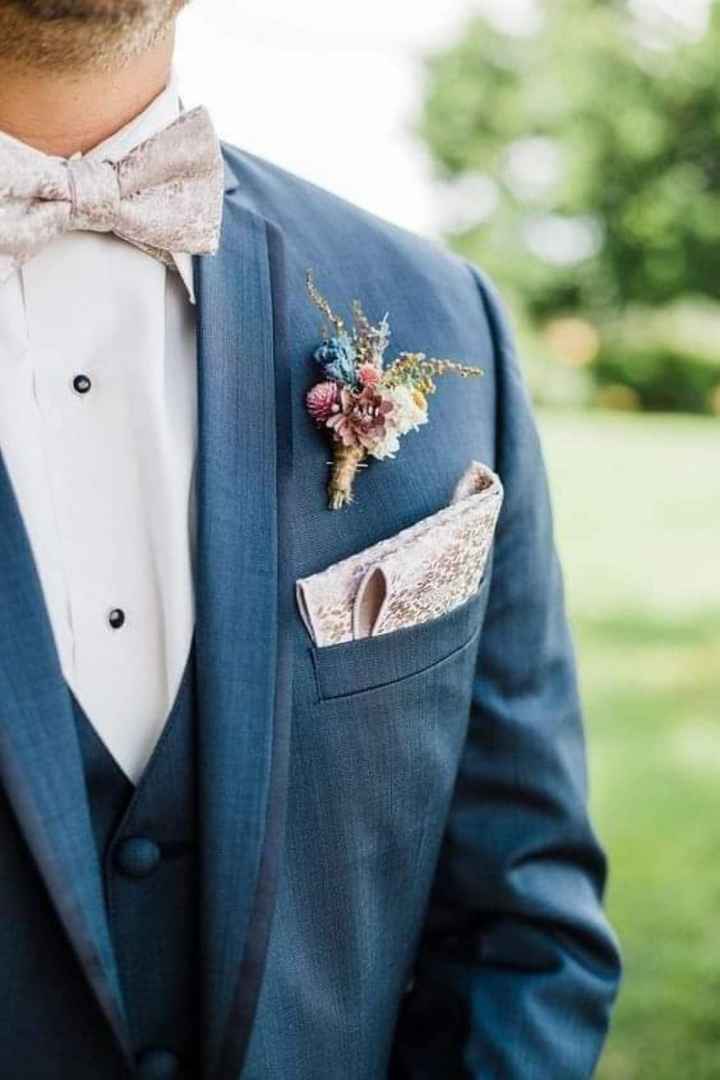Corbata y pañuelo con el mismo color y estilo - 2