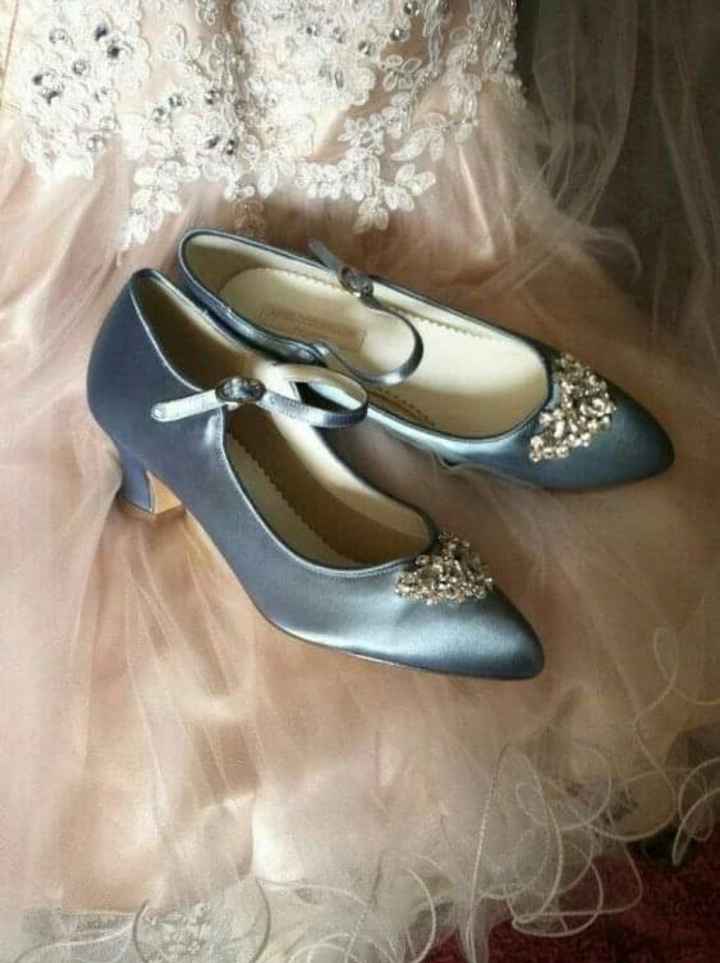 Novia romántica con zapatos de inspiración antigua - 1