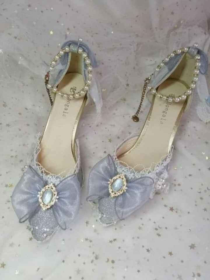 Novia romántica con zapatos de inspiración antigua - 2