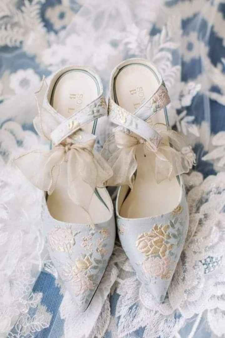 Novia romántica con zapatos de inspiración antigua - 4