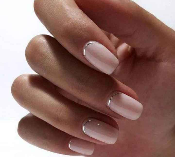 Uñas con acentos metálicos o brillos - 1
