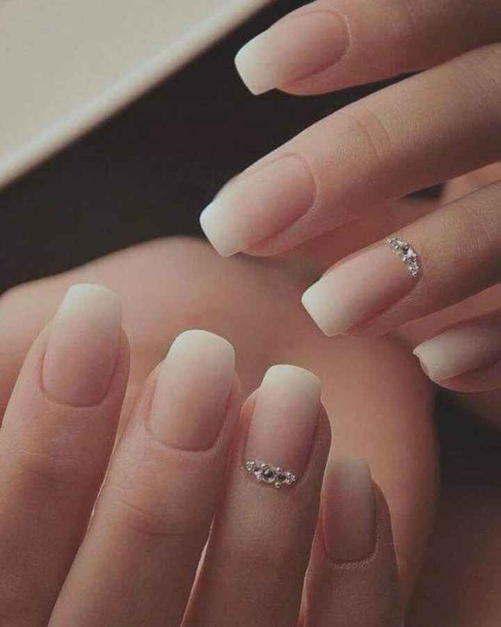Uñas con acentos metálicos o brillos - 2