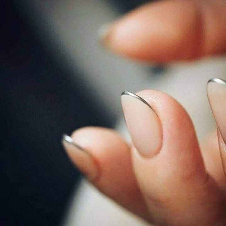 Uñas con acentos metálicos o brillos - 4