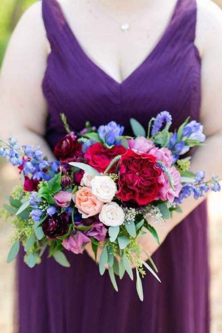 Colores joya en los vestidos de las damas - 1