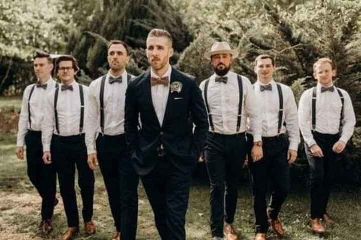 Novio con traje y padrinos con tirantes,sin saco - 1