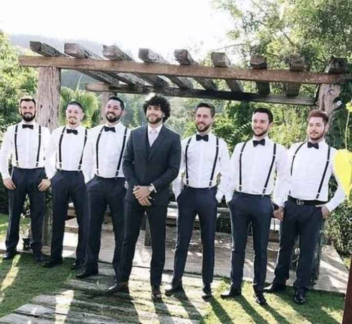 Novio con traje y padrinos con tirantes,sin saco - 2
