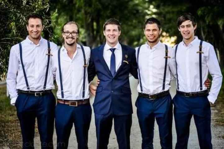 Novio con traje y padrinos con tirantes,sin saco - 3