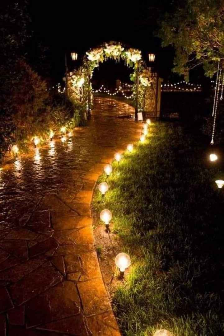 Decora con velas un camino o pasillo largo - 3