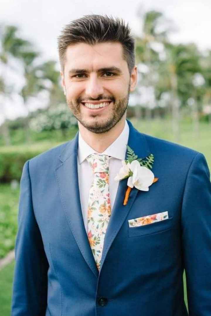 Verano:traje azul y estampado floral en la corbata 🌴 - 1