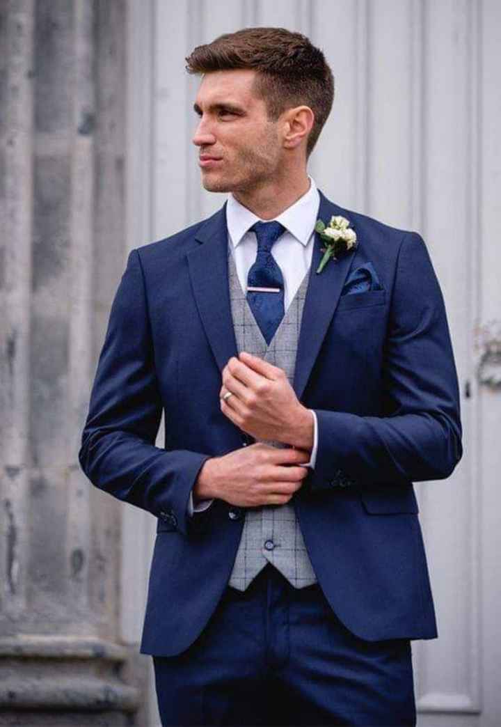 Trajes gris y azul - 3