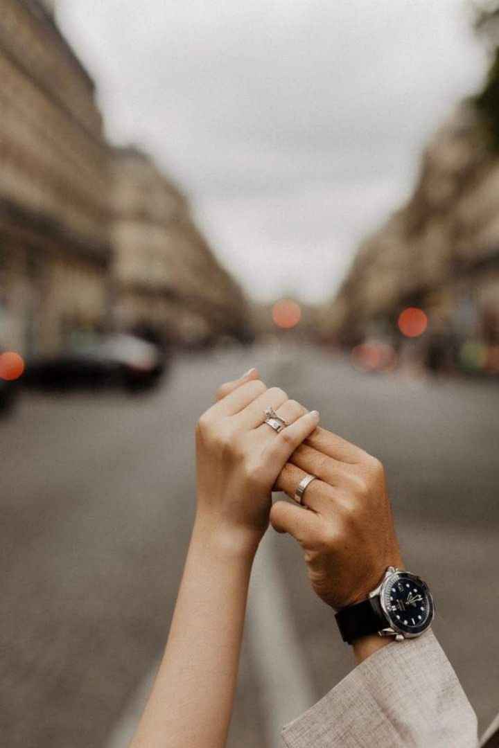 Sus manos en una romántica fotografía 🖐️❤️ - 2