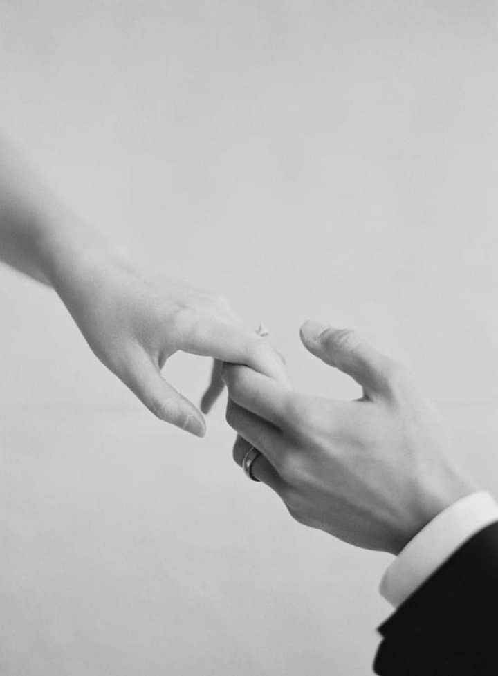 Sus manos en una romántica fotografía 🖐️❤️ - 3