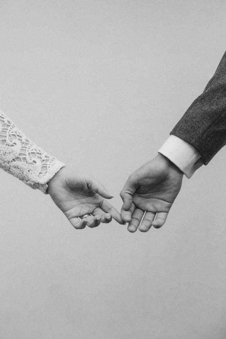 Sus manos en una romántica fotografía 🖐️❤️ - 4