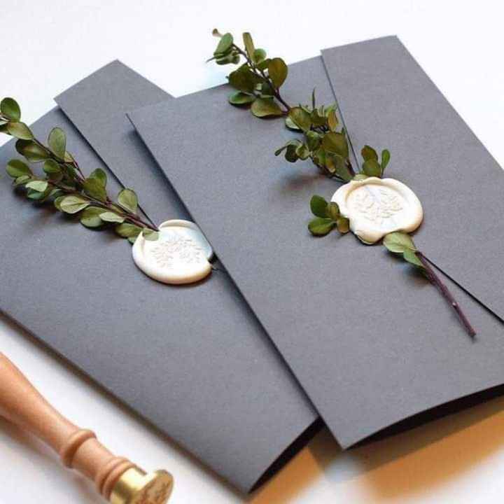 Invitaciones con sellos de cera,listones y pequeñas flores - 7