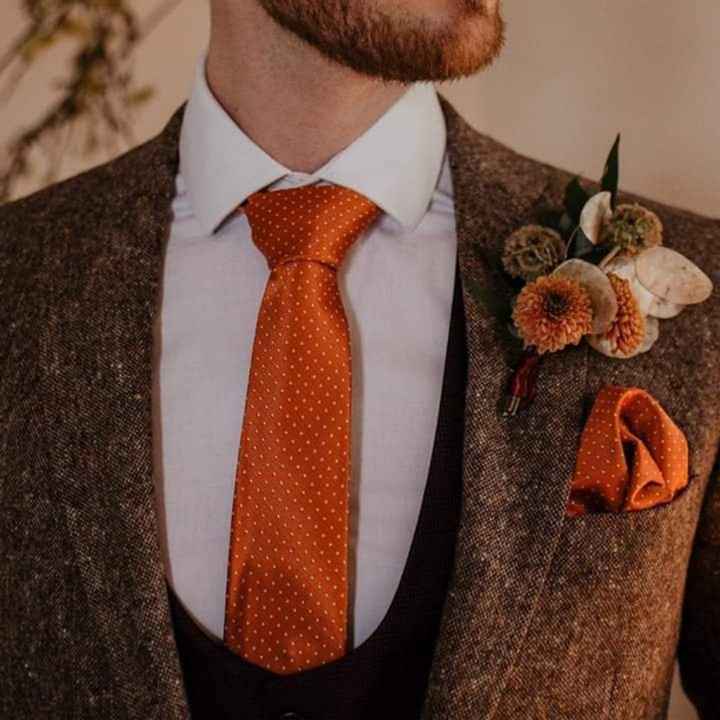 Trajes con acentos naranjas o terracota - 4
