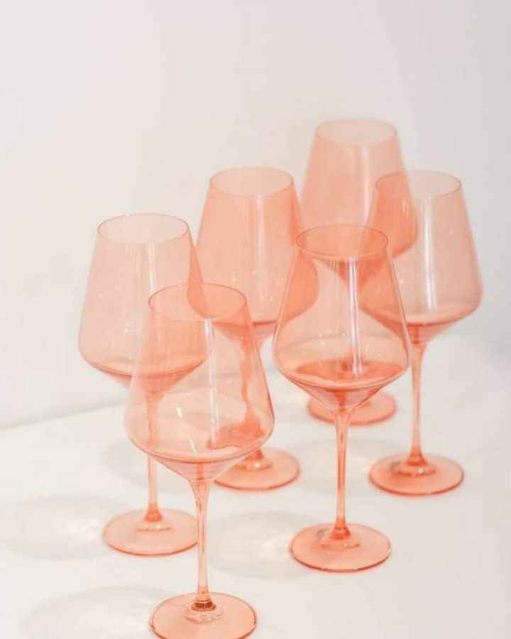 y el color Pantone del año 2024 es...peach Fuzz - 13