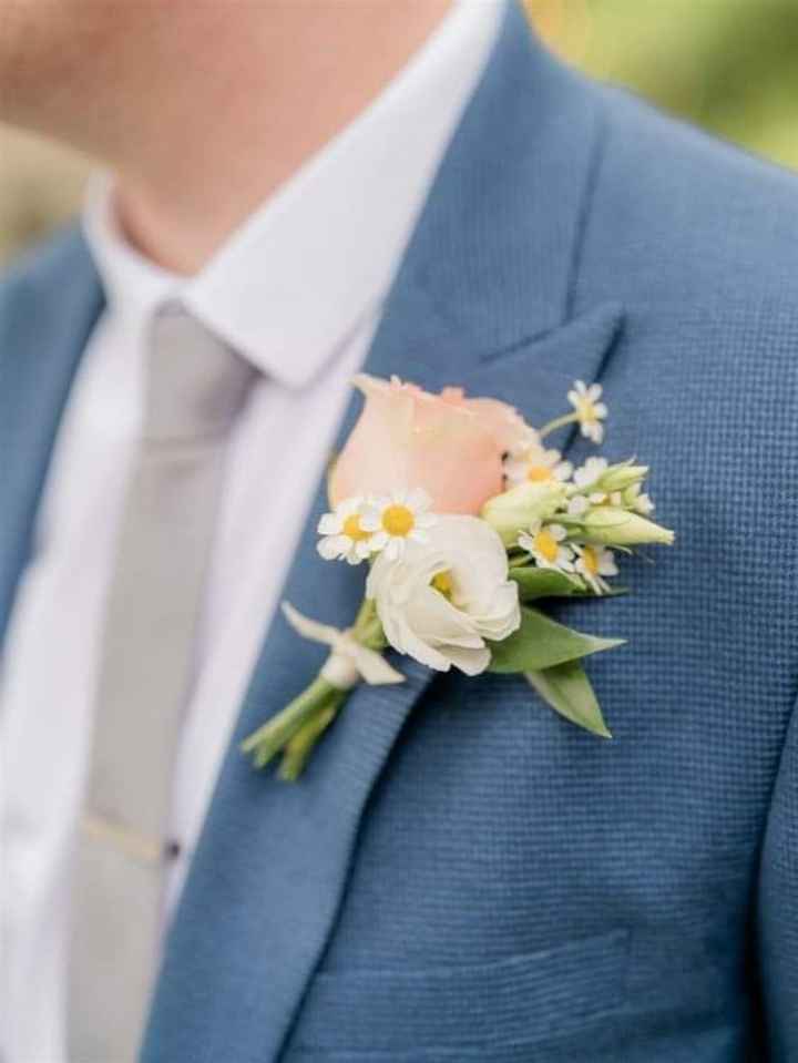 Boutonniere con el color del año Peach Fuzz - 2