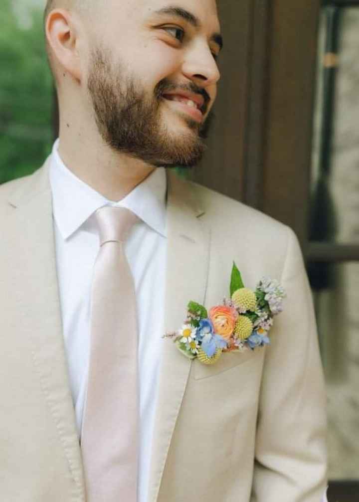 Boutonniere con el color del año Peach Fuzz - 3