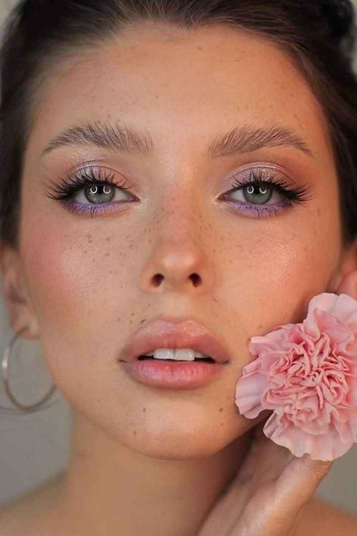 Maquillaje con acentos morado y rosa - 1
