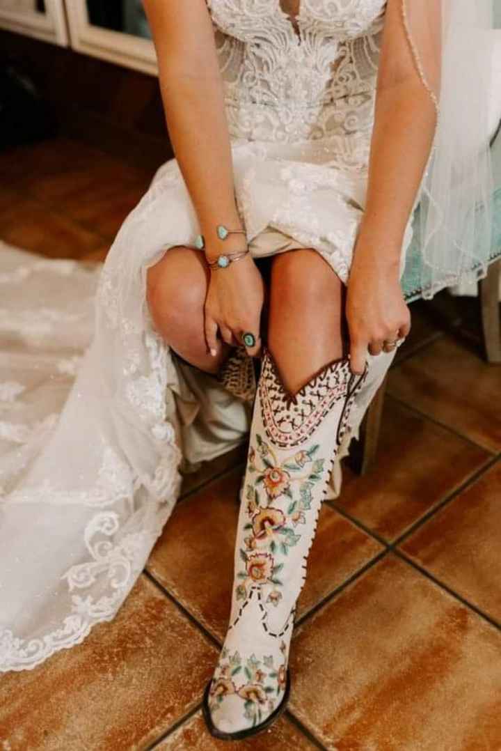 Tendencia 2024:botas vaqueras para novias - 1