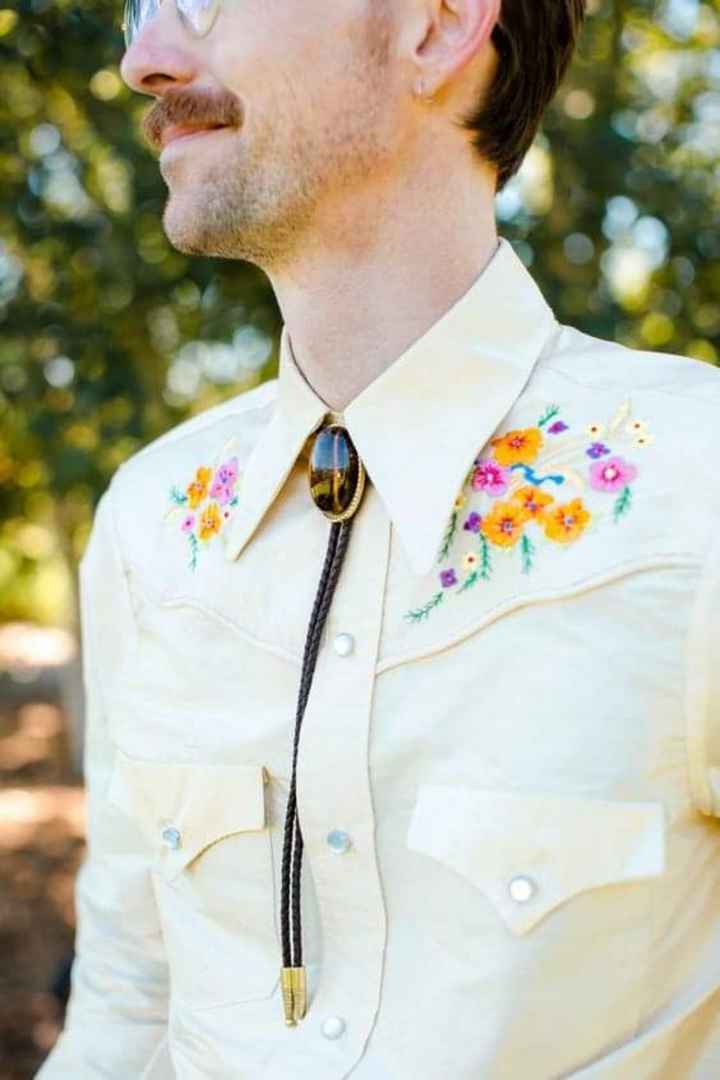 Trajes con bordados llamativos - 1