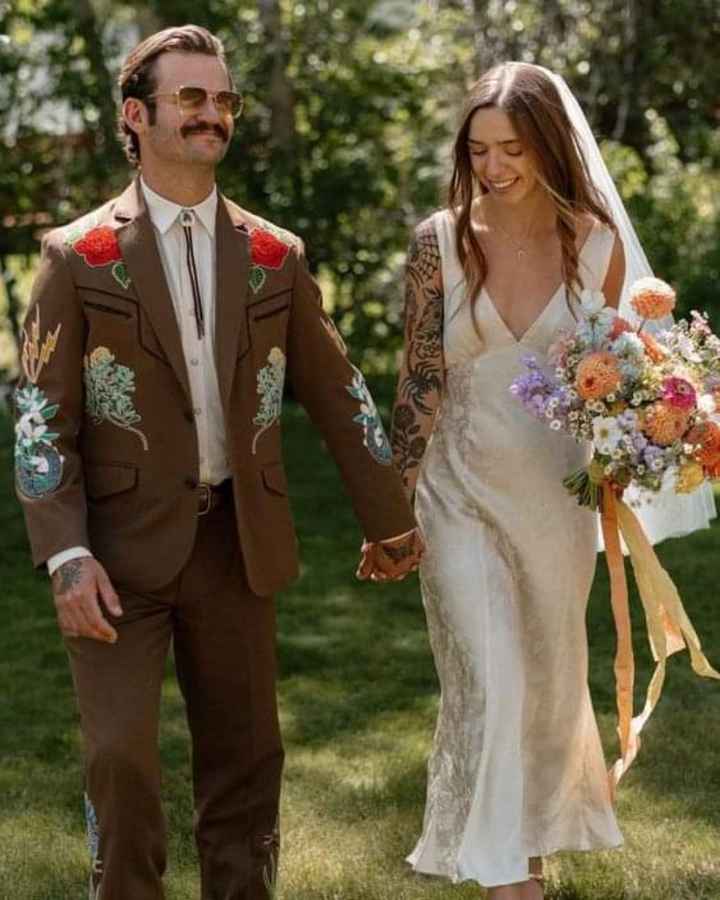Trajes con bordados llamativos - 2