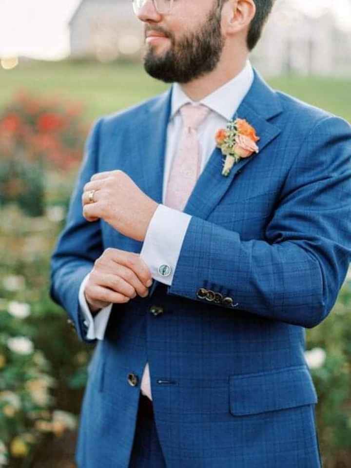 El boutonniere ideal para un traje azul - 3