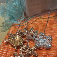 Broches