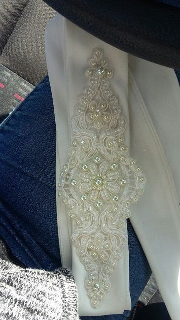 Un complemento en el vestido es el cinturón - 1